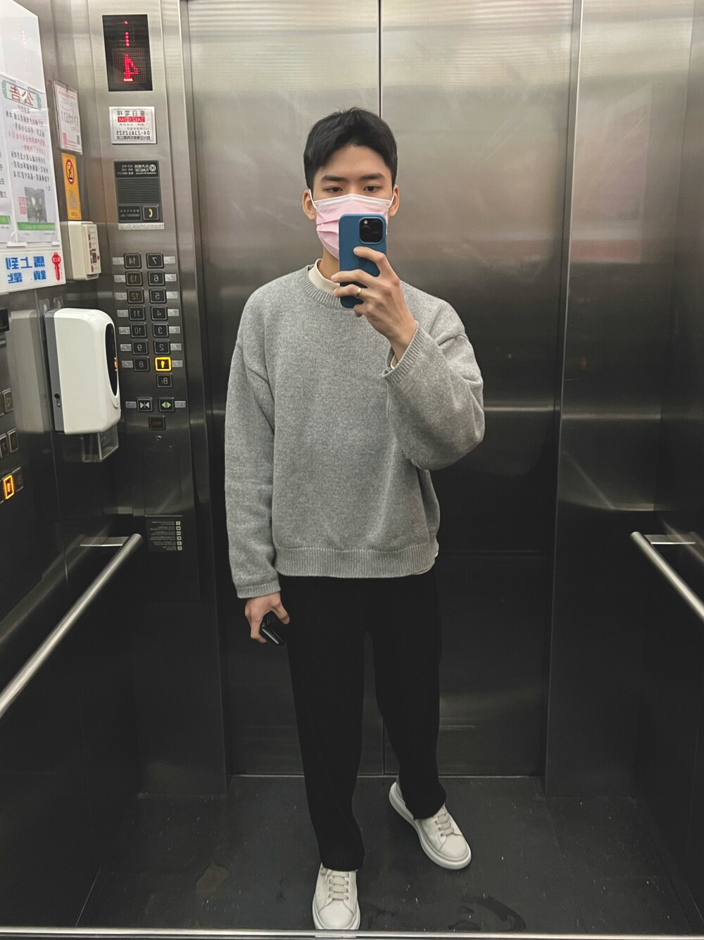 「winter、casual、boy、elevator、simple、grey」｜「MUSEのアイテム（ニット/セーター、グレー系）」を使った、boybenlinさん（メンズ・171cm）の冬コーディネートの1枚目の写真