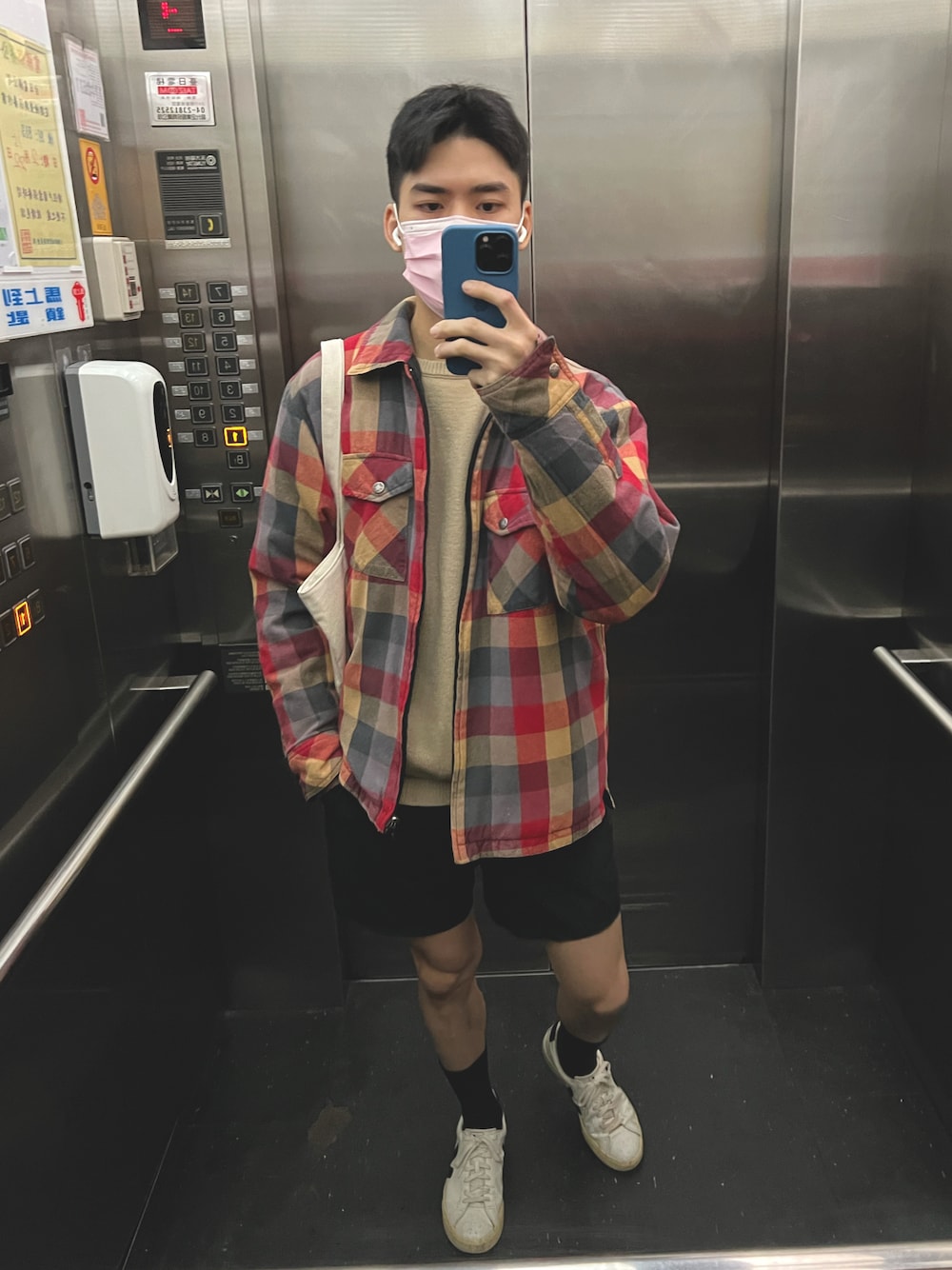 「rainy、winter、casual、boy、shorts、short hair、elevator、street」｜「THE NORTH FACEのアイテム（ジャケット/アウター、その他）」を使った、boybenlinさん（メンズ・171cm）の冬コーディネートの1枚目の写真