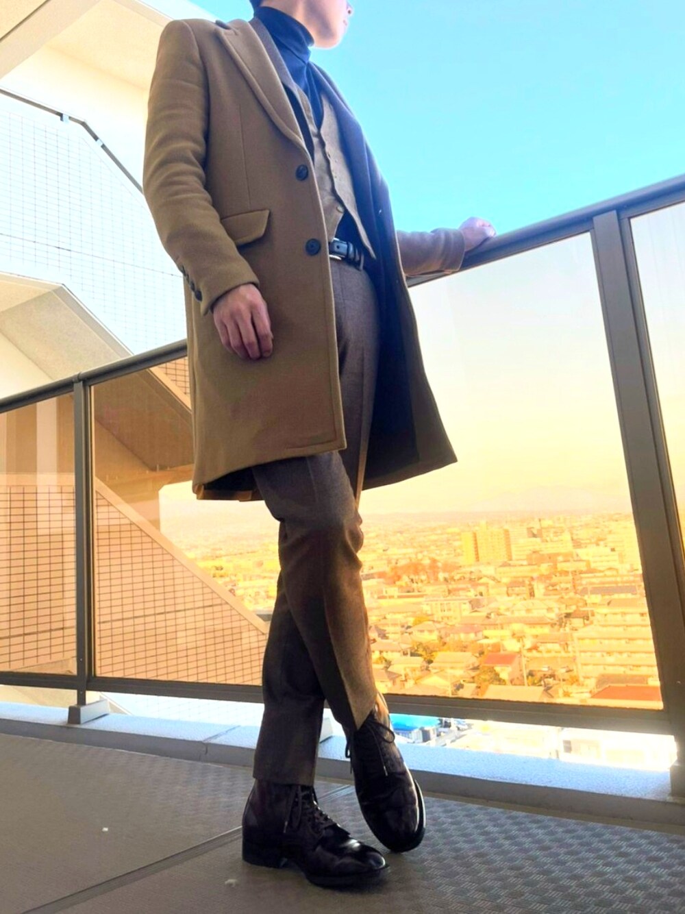 「休日スタイル、メンズファッション、おしゃれさんと繋がりたい、カジュアルコーデ、タートルネック、ユニクロ、ALDEN、グリーンレーベル リラクシング、チェスターコート、ブラウン、シンプルコーデ、ワントーンコーデ、オトナカジュアル、きれいめカジュアル、冬コーデ」｜「amiのアイテム（チェスターコート、ベージュ系）」を使った、KAZさん（メンズ・180cm）の冬コーディネートの1枚目の写真