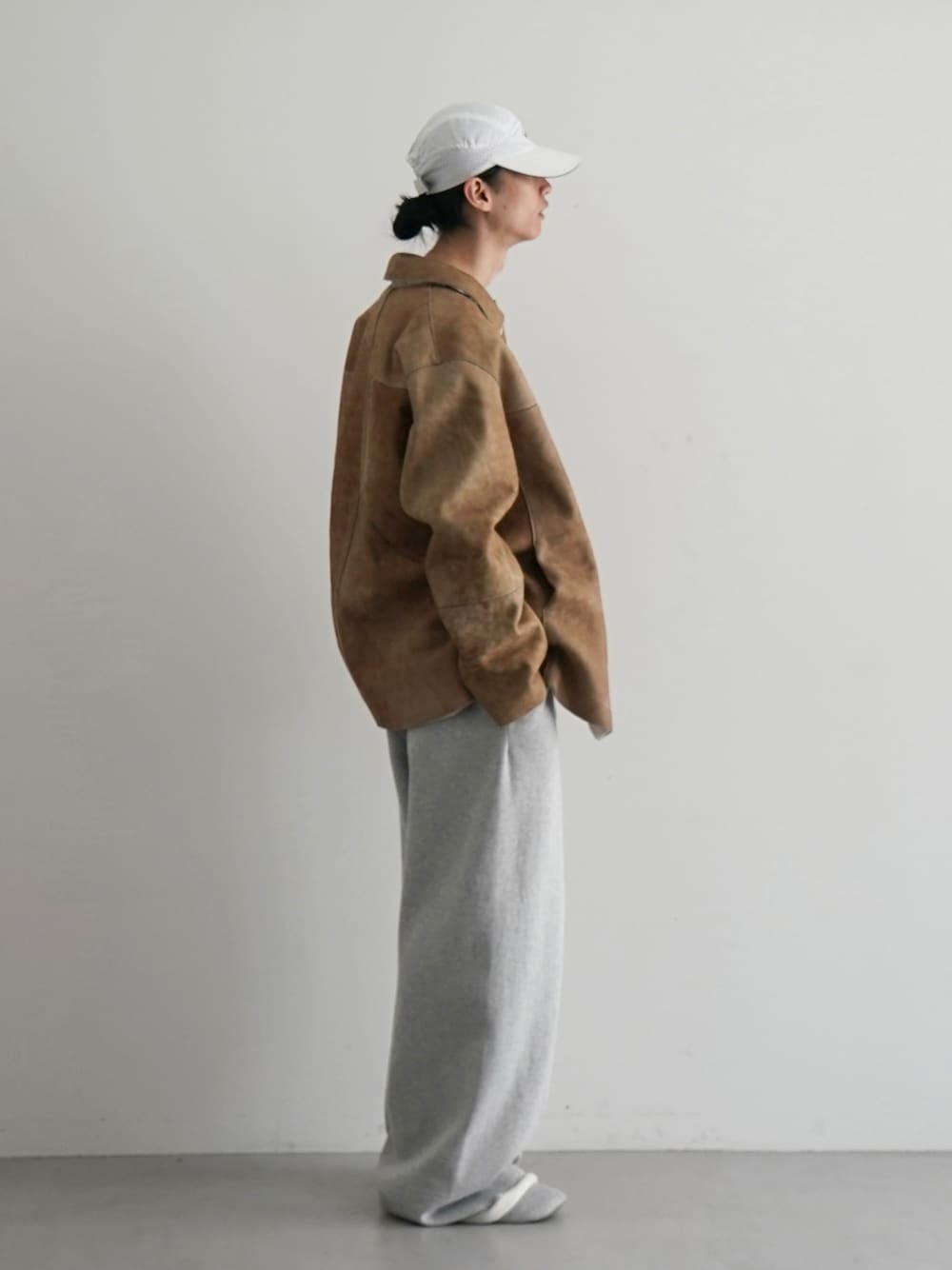 「AURALEE、auralee、entirestudios、ENTIRE STUDIOS」｜「entire studiosのENTIRE STUDIOS FULL SWEATPANT（スウェットパンツ、シルバー系）」を使った、O OFFICIALさん（メンズ・179cm）の夏コーディネートの1枚目の写真