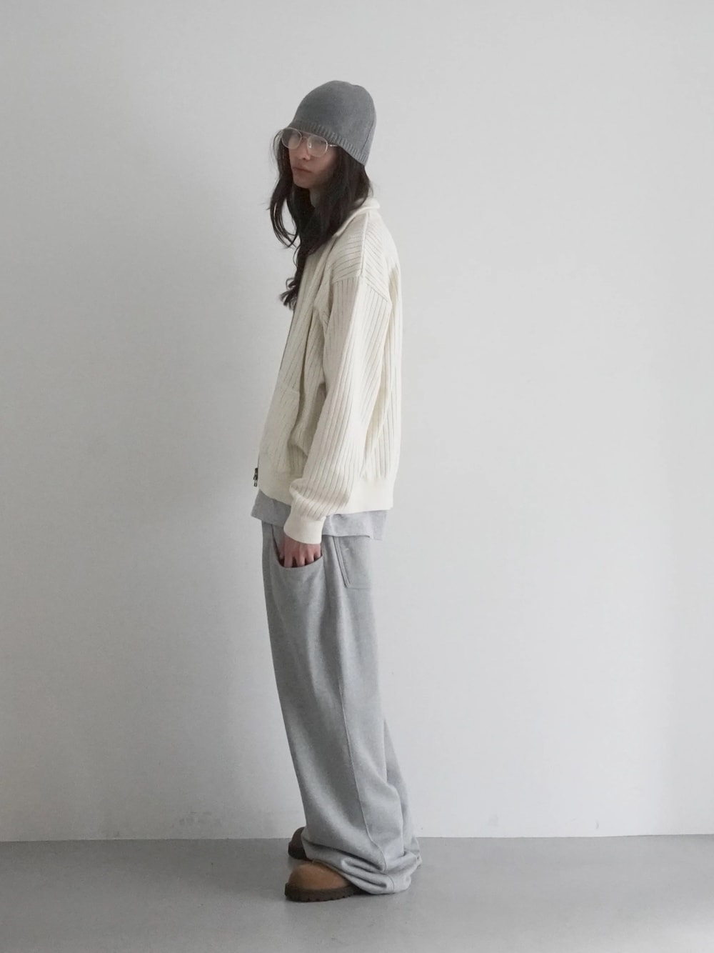 「KAIKO、kaiko、Kaiko×midorikawa、MIDORIKAWA RYO、A.D.S.R.、crepuscule、neonsign、O」｜「KAIKOのKAIKO THINK（ニットキャップ/ビーニー、グレー系）」を使った、O OFFICIALさん（メンズ・179cm）の春コーディネートの1枚目の写真