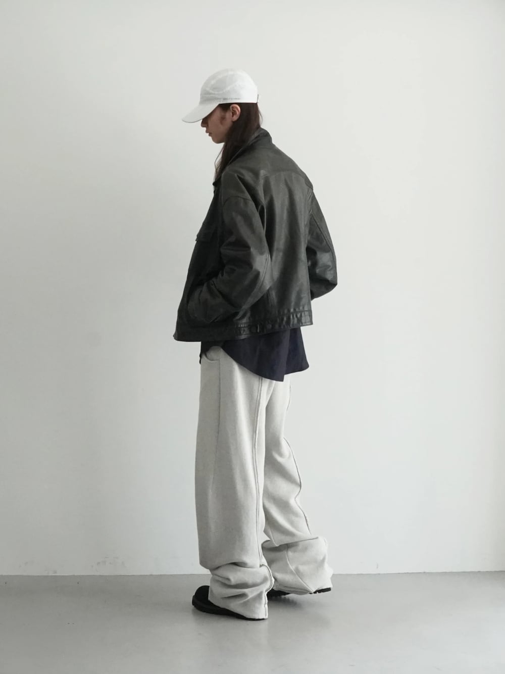 「issuethings、RANDY、randy、KAIKO、kaiko、Kaiko×midorikawa、MIDORIKAWA RYO」｜「RANDYのRANDY TORNADO（スウェットパンツ、グレー系）」を使った、O OFFICIALさん（メンズ・179cm）の春コーディネートの1枚目の写真