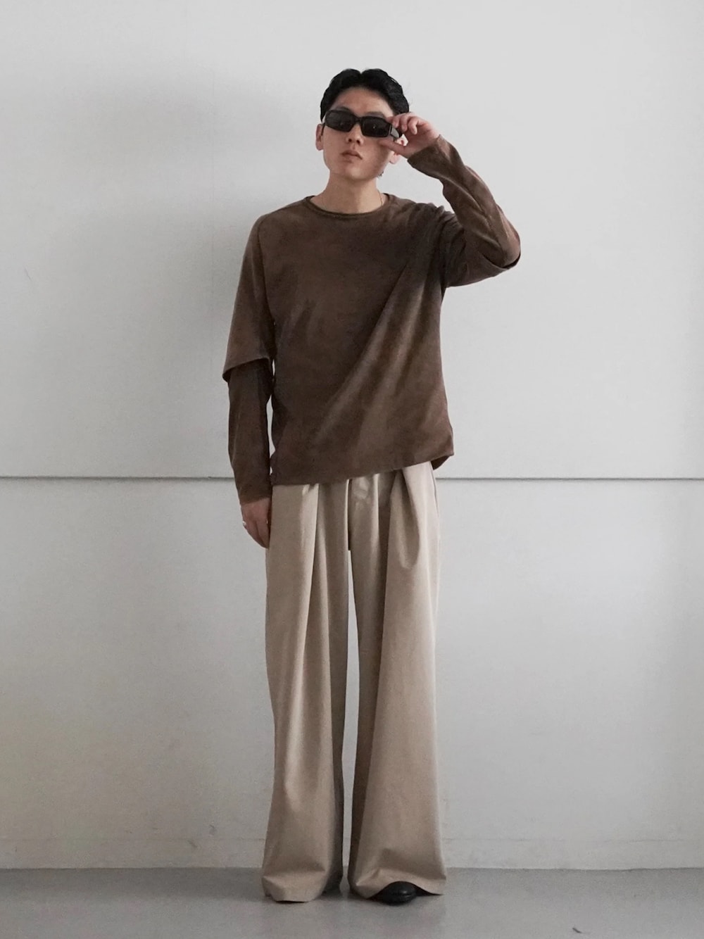 「oppose duality、BASKETCASE GALLERY」｜「OPPOSE DUALITYの【EXCLUSIVE】OPPOSE DUALITY Layerd Sleeve T-shirts（Tシャツ/カットソー、ブラウン系）」を使った、O OFFICIALさん（メンズ・171cm）の冬コーディネートの1枚目の写真