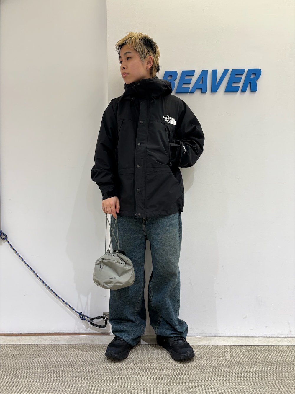 「THE NORTH FACE、HOKAONEONE、スニーカー、マウンテンパーカー、雨の日コーデ、ナイロンジャケット、春コーデ、秋コーデ、シンプルコーデ、アウトドアスタイル、メンズファッション、お出かけコーデ、大人カジュアル、春、シンプル」｜「THE NORTH FACEのTHE NORTH FACE/ザ・ノース・フェイス　Mountain Light Jacket　マウンテンライトジャケット　NP62236（マウンテンパーカー、ブラック系）」を使った、kantaさん（メンズ・165cm）の冬コーディネートの1枚目の写真