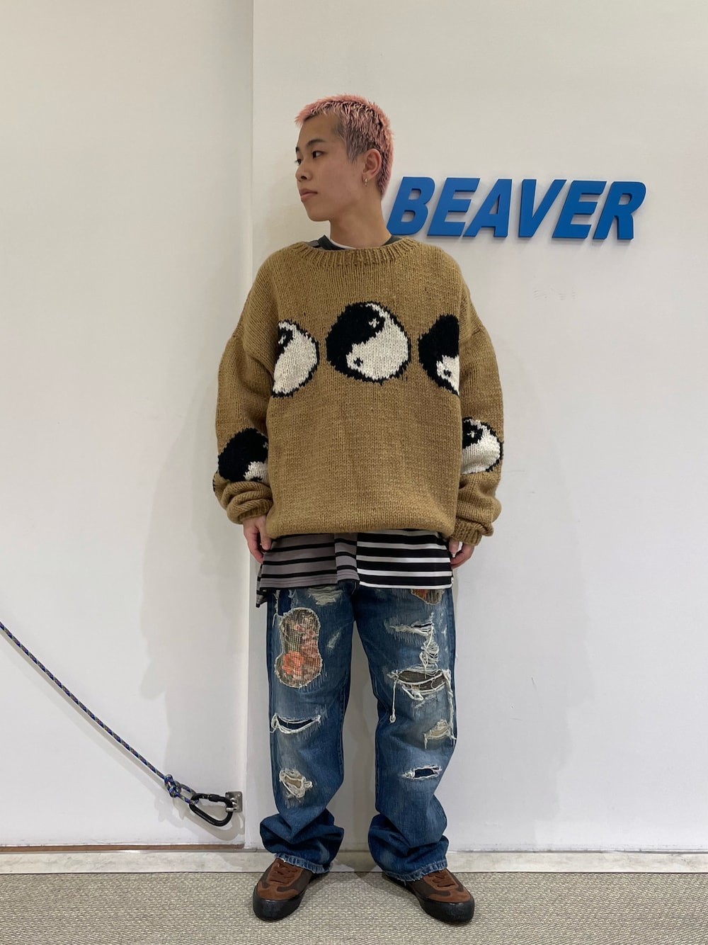「macmahonknittingmills、マクマホンニッティングミルズ、オーバーサイズ、ゆるコーデ、重ね着、レイヤードスタイル、ニット、デニム、スニーカー、カジュアルコーデ、秋コーデ、冬コーデ、冬、秋のコーデ、カジュアル」｜「niche.のMacMahon Knitting Mills /マクマホンニッティングミルズ Roll Neck Knit-Line Yin&Yang（ニット/セーター、ベージュ系）」を使った、kantaさん（メンズ・165cm）の冬コーディネートの1枚目の写真