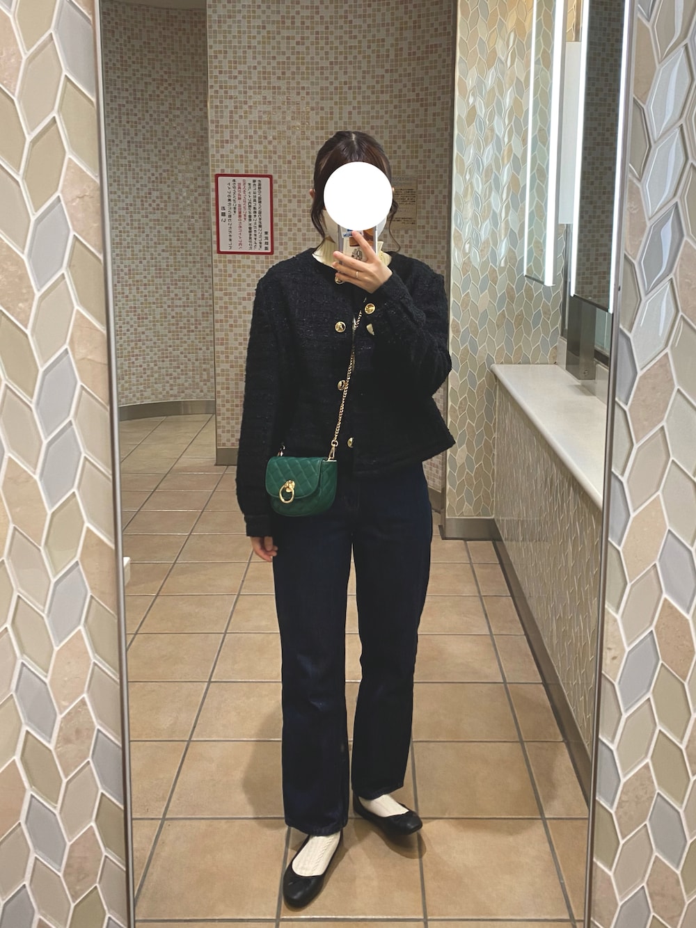 「秋冬コーデ、キレイめコーデ、ツイードジャケット、ZARA、GRL、ブラックコーデ、フレンチカジュアル、バレエシューズ、デニムパンツ、デニム」｜「GRLのアイテム（ショルダーバッグ、グリーン系）」を使った、nacoさん（レディース・158cm）の秋コーディネートの1枚目の写真
