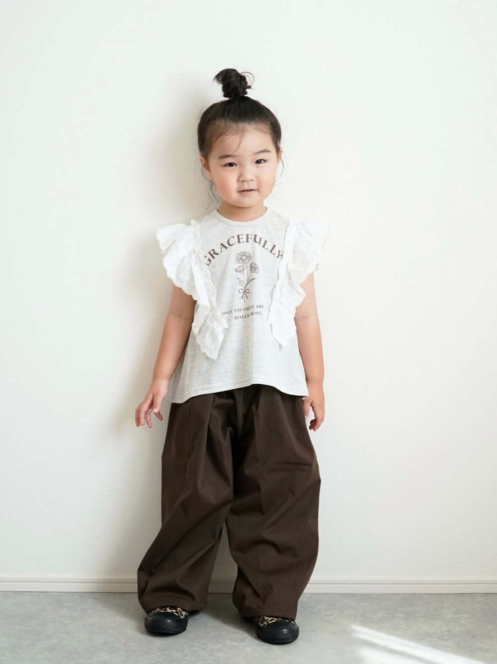 ベージュ系のTシャツ/カットソー、ブラウン系のその他パンツ、ブラウン系のスニーカーを着用したキッズの夏コーディネートの1枚目の写真