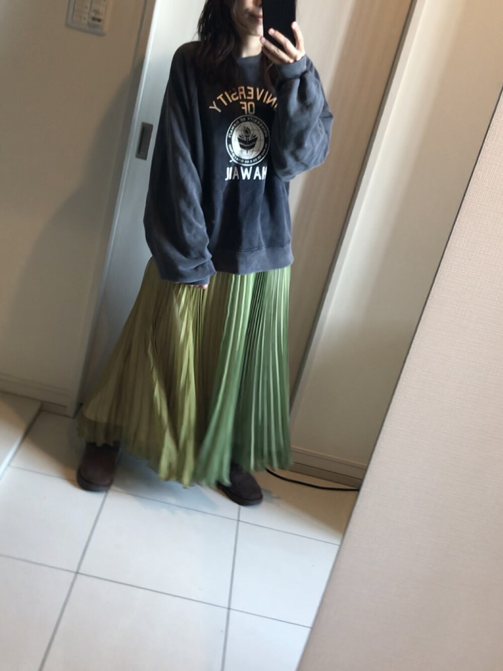 「スウェット、グリーン、バイカラー、hawaii、オーバーサイズ、ロングスカート、UGG、プリーツスカート、ゆったりコーデ、ラクチンコーデ、秋コーデ、AMERI、ハワイ大学」｜「AmeriのAMERI HAWAII COLLEGE TOP（スウェット、ブルー系）」を使った、emicoさん（レディース・156cm）の秋コーディネートの1枚目の写真