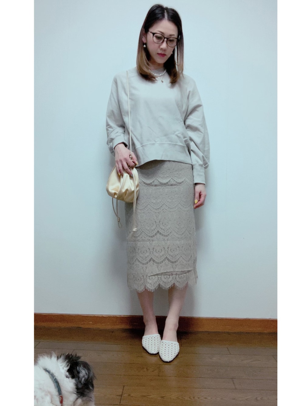 ベージュ系のスカート、ベージュ系のTシャツ/カットソー、ホワイト系のサンダルを着用したレディースの春コーディネートの1枚目の写真