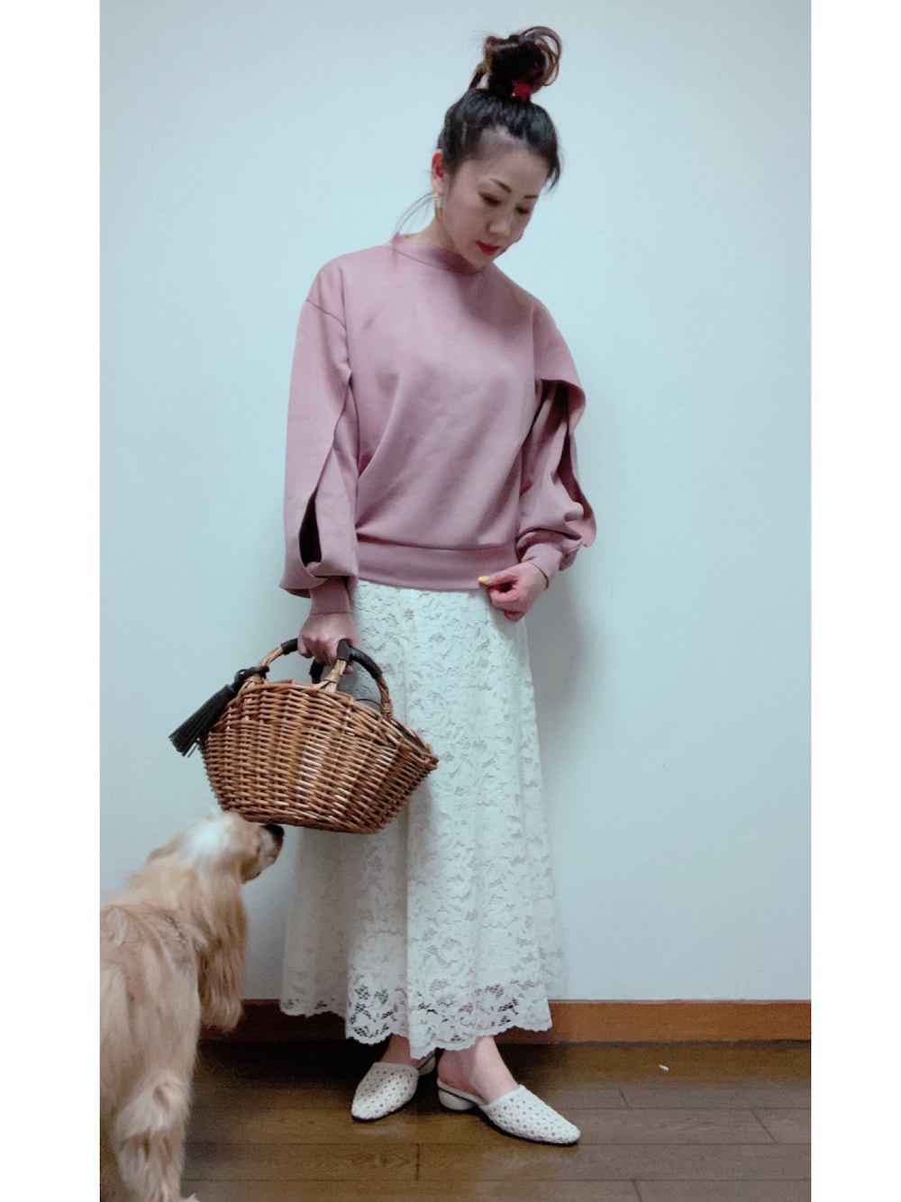 ホワイト系のサンダル、ホワイト系のスカート、ピンク系のTシャツ/カットソーを着用したレディースの春コーディネートの1枚目の写真