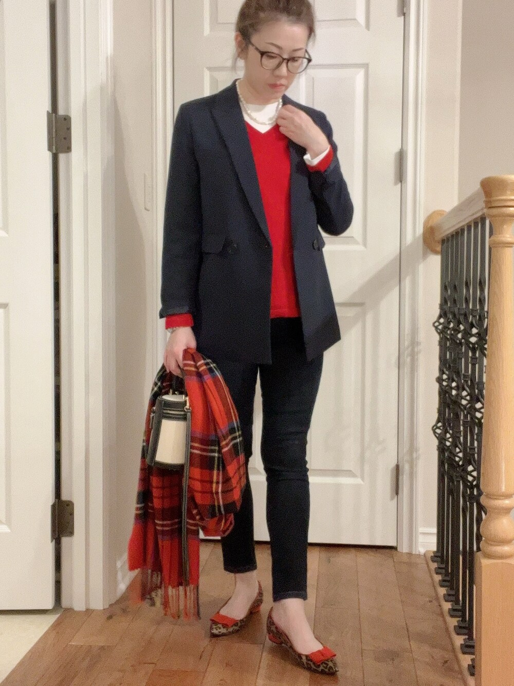 レッド系のバレエシューズ、ブルー系のデニムパンツ、ブルー系のテーラードジャケットを着用したレディースの冬コーディネートの1枚目の写真