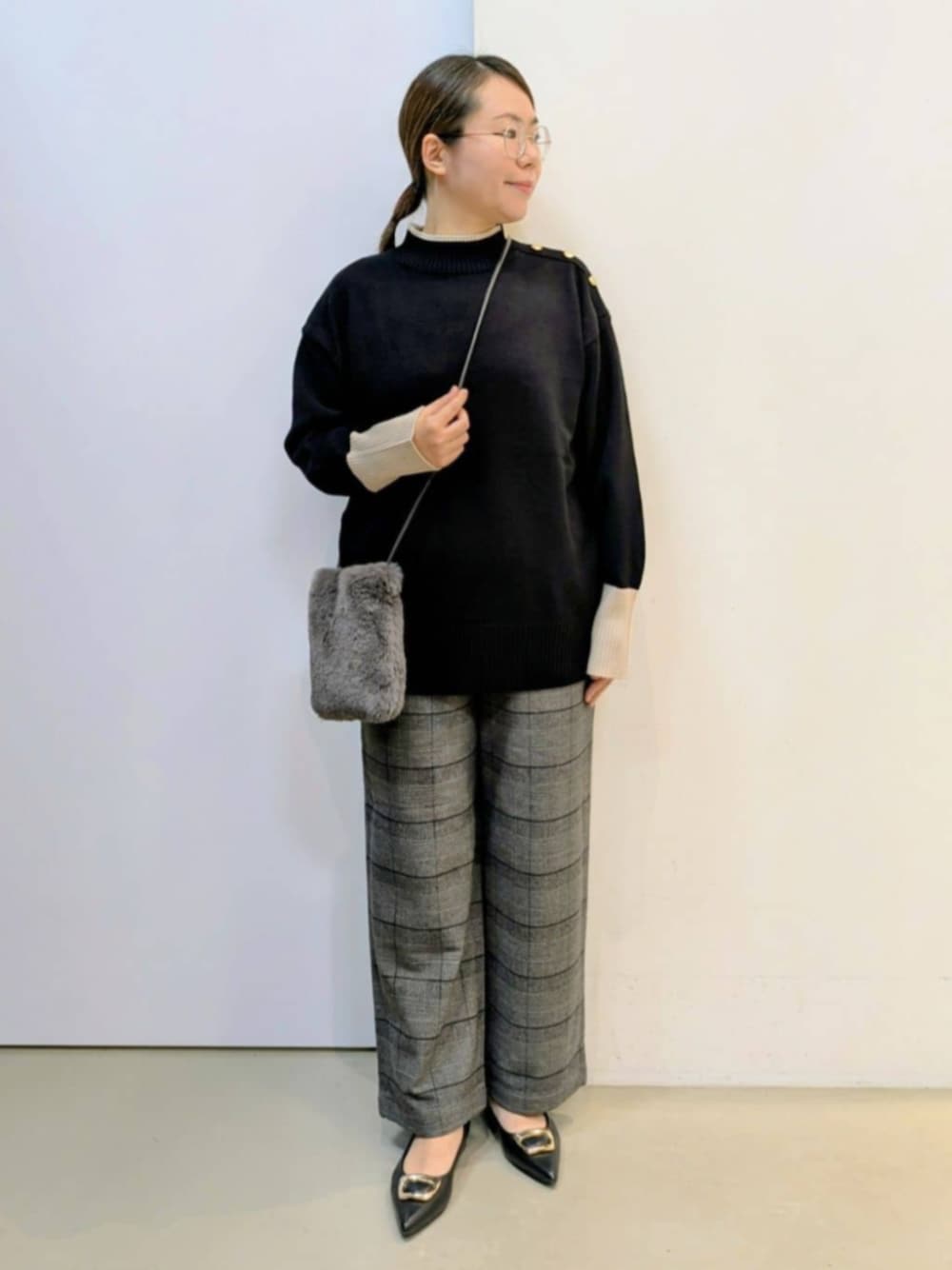 「THE SHOP TK、THESHOPTK、ゆるシルエット、シンプル・ベーシック、軽量バッグ、体型カバー、大人カジュアル、レディース」｜「THE SHOP TK のバックルパンプス（パンプス、ブラック系）」を使った、THE SHOP TK officialさん（レディース・157cm）の秋コーディネートの1枚目の写真