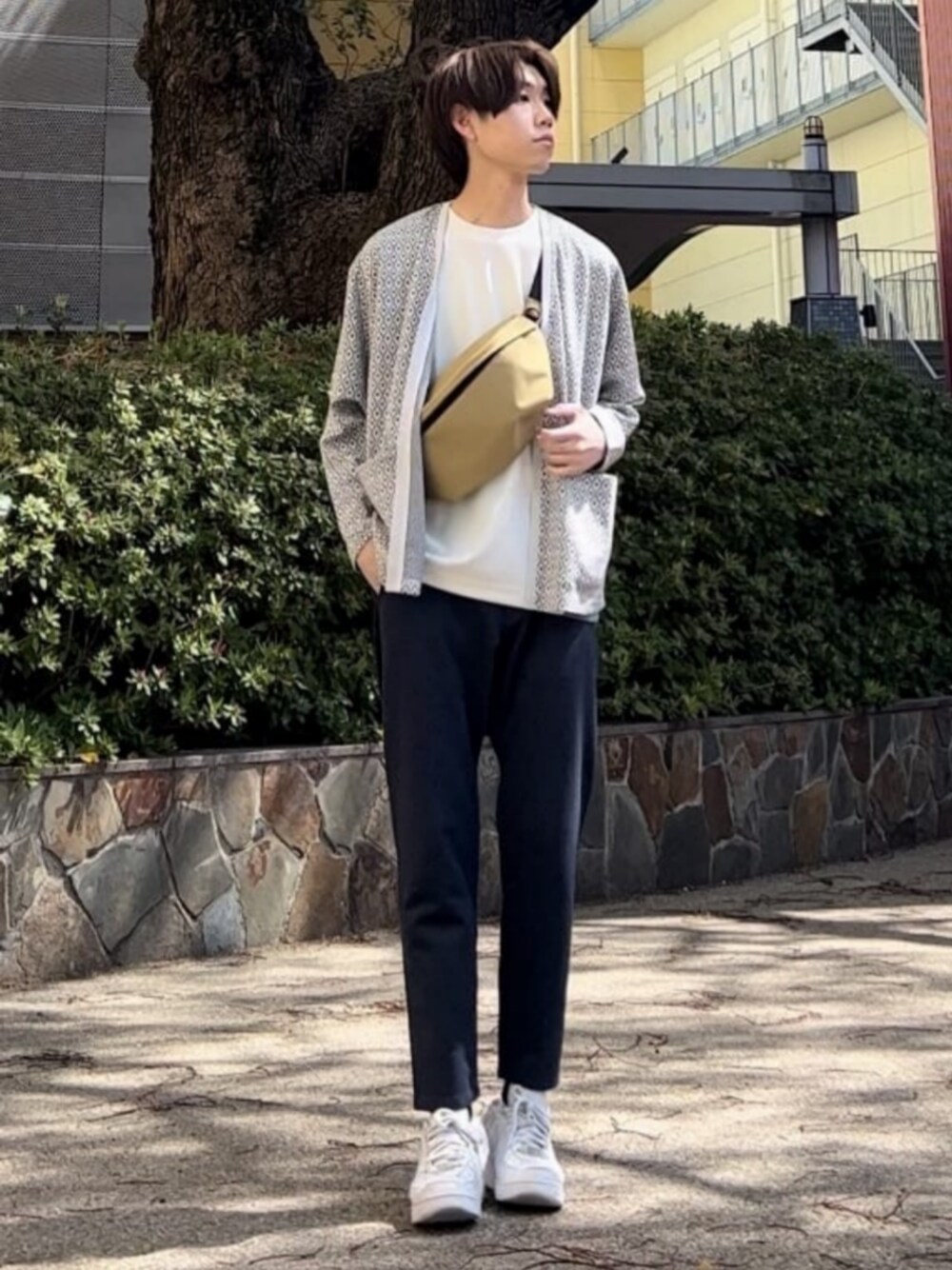 「THE SHOP TK、THESHOPTK、通勤＆オフィス、父の日ギフト、自分へのご褒美、シンプル・ベーシック、春物、オールシーズン、デート、公園、着回しコーディネート、普通サイズ」｜「THE SHOP TK の【サラッとした肌触り/洗える】ドライタッチ梨地ブロッキングTシャツ（Tシャツ/カットソー、ホワイト系）」を使った、THE SHOP TK officialさん（メンズ・173cm）の春コーディネートの1枚目の写真