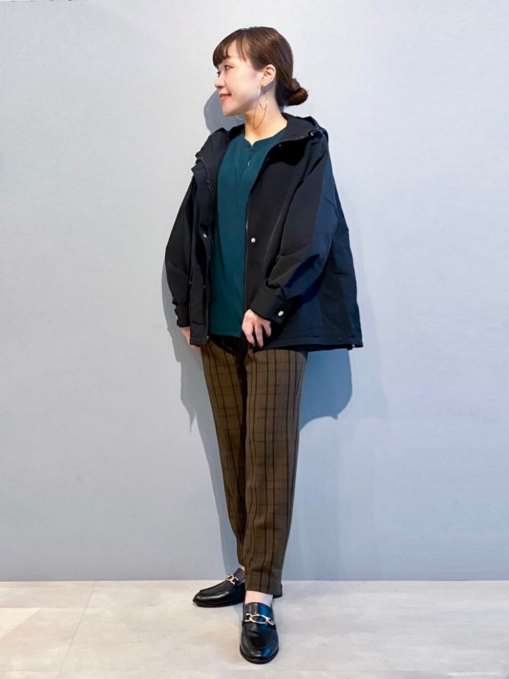 「THE SHOP TK、THESHOPTK、シンプル・ベーシック、休日、着回しコーディネート、学校行事、おうち時間、ゆるシルエット、シンプルコーデ」｜「THE SHOP TK のローファー（パンプス、ブラック系）」を使った、THE SHOP TK officialさん（レディース・153cm）の秋コーディネートの1枚目の写真