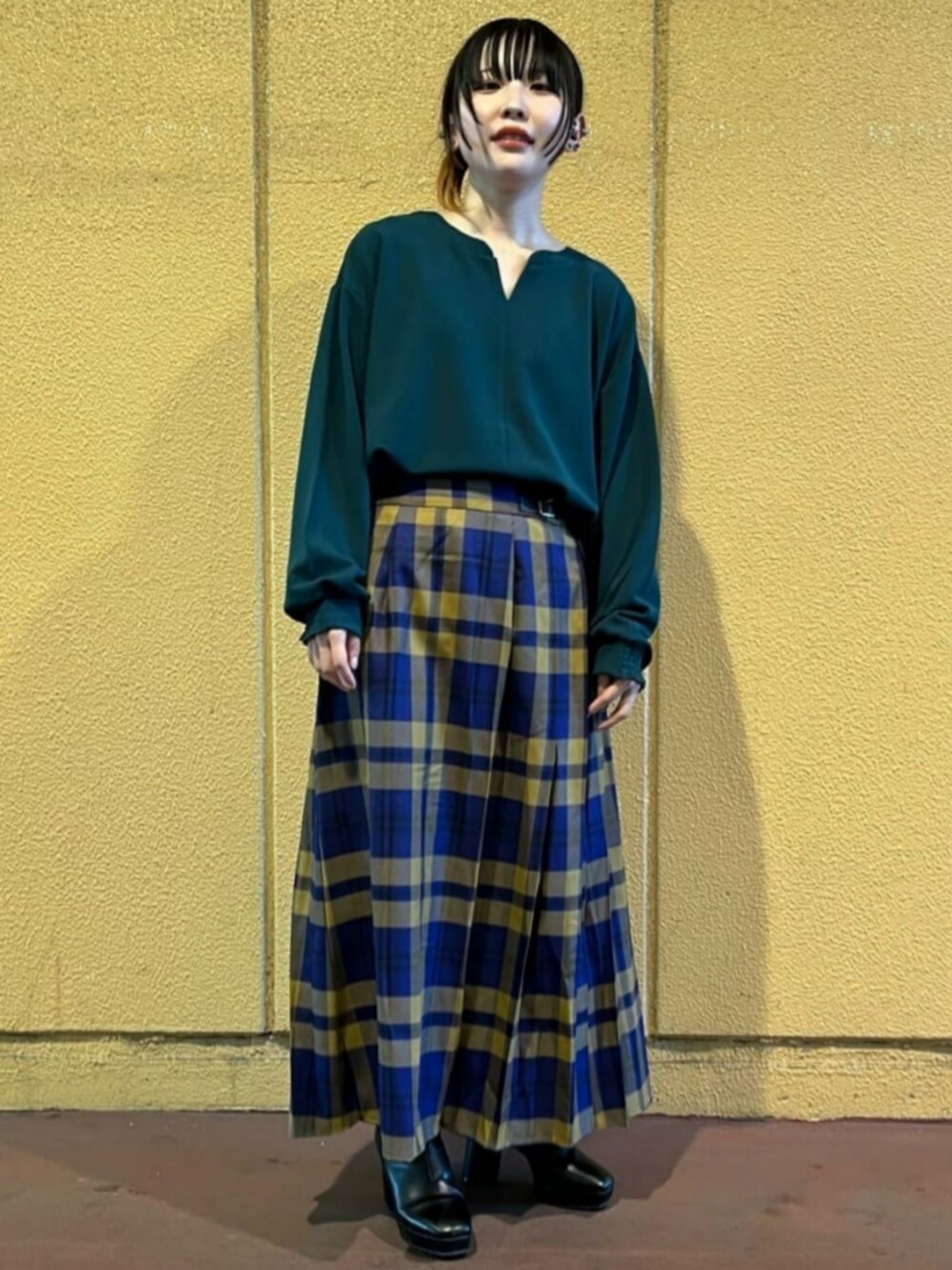 「THE SHOP TK、THESHOPTK、時短、シンプル・ベーシック、春物、休日、ブルべ、骨格ナチュラル、低身長コーディネート、着回しコーディネート、体型カバー、くすみカラー、デート」｜「THE SHOP TK のチェックキルトデザインスカート【手洗い可】（スカート、イエロー系）」を使った、THE SHOP TK officialさん（レディース・150cm）の秋コーディネートの1枚目の写真