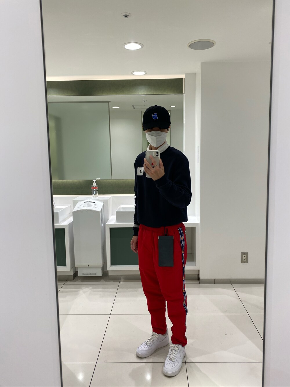 「お洒落さんとつながりたい、スニーカーコーデ、韓国ファッション、maisonkitsune好きと繋がりたい、MAISON KITSUNE」｜「SENSE OF PLACE by URBAN RESEARCHのellesse　コラボラインパンツ（その他パンツ、レッド系）」を使った、だ い きさん（メンズ・169cm）の秋コーディネートの1枚目の写真
