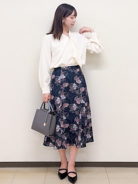 「index（インデックス）のゴールドモチーフ付きボウタイブラウス【洗濯機OK／イージーアイロン】（Shirts、ホワイト系）」を使った、ゆりなさん（レディース）の秋コーディネート