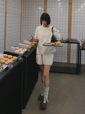 「pufe（ピュフェ）の【リラックス感を楽しむ大人のセットアップ】【pufe】ニット セットアップ ニットアップ レディース トップス ボトムス 着回し 体型カバー ゆったり リラックスショーツ ショートパンツ ウエストゴム ピュフェ 上下セット セーター 楽ちん ニットパンツ ショーパン クルーネック（セットアップ、ホワイト系）」を使った、DONOBAN OFFICIALさん（レディース・167cm）の秋コーディネート