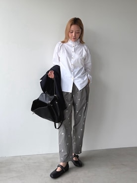 「DONOBAN（ドノバン）の【クラシカルな華やかさと、美しいシルエット】ノーブル フリル ブラウス トップス シャツ 襟 衿 レディース ボタン Donoban 春服 秋服 長袖 大人かわいい オフィスカジュアル 就活 ドノバン（シャツ/ブラウス、ホワイト系）」を使った、DONOBAN OFFICIALさん（レディース・167cm）の秋コーディネート
