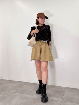「pufe（ピュフェ）の【上品な光沢を纏うベロア素材にを引き立てるパワーショルダーをプラス】【pufe】パワショル ベロア トップス 長袖 プルオーバー パワーショルダー 光沢 ストレッチ 立体シルエット モード きれいめ 秋 冬 無地 上品 大人 カットソー 肩デザイン 伸縮性 艶感 通勤 オフィス（Tシャツ/カットソー、ブラウン系）」を使った、DONOBAN OFFICIALさん（レディース・167cm）の秋コーディネート