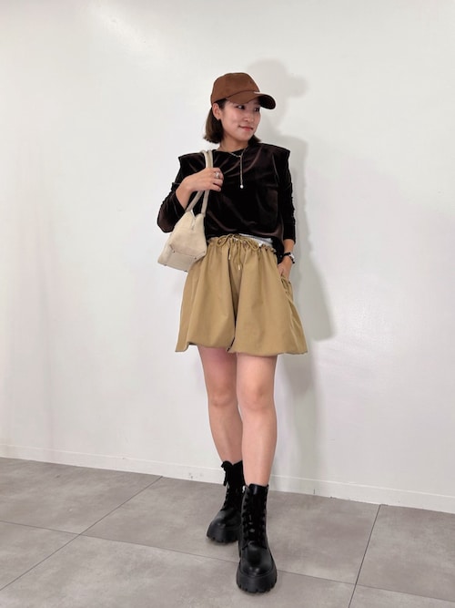 【上品な光沢を纏うベロア素材にを引き立てるパワーショルダーをプラス】【pufe】パワショル ベロア トップス 長袖 プルオーバー パワーショルダー 光沢 ストレッチ 立体シルエット モード きれいめ 秋 冬 無地 上品 大人 カットソー 肩デザイン 伸縮性 艶感 通勤 オフィス
