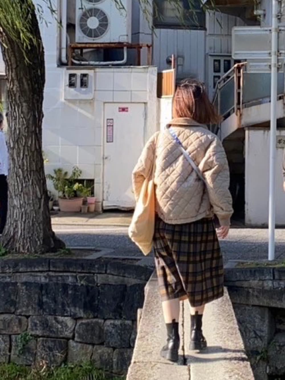 「UNIQLOのアイテム（ジャケット/アウター、ベージュ系）」を使った、ユ バさん（レディース・155cm）の冬コーディネートの1枚目の写真