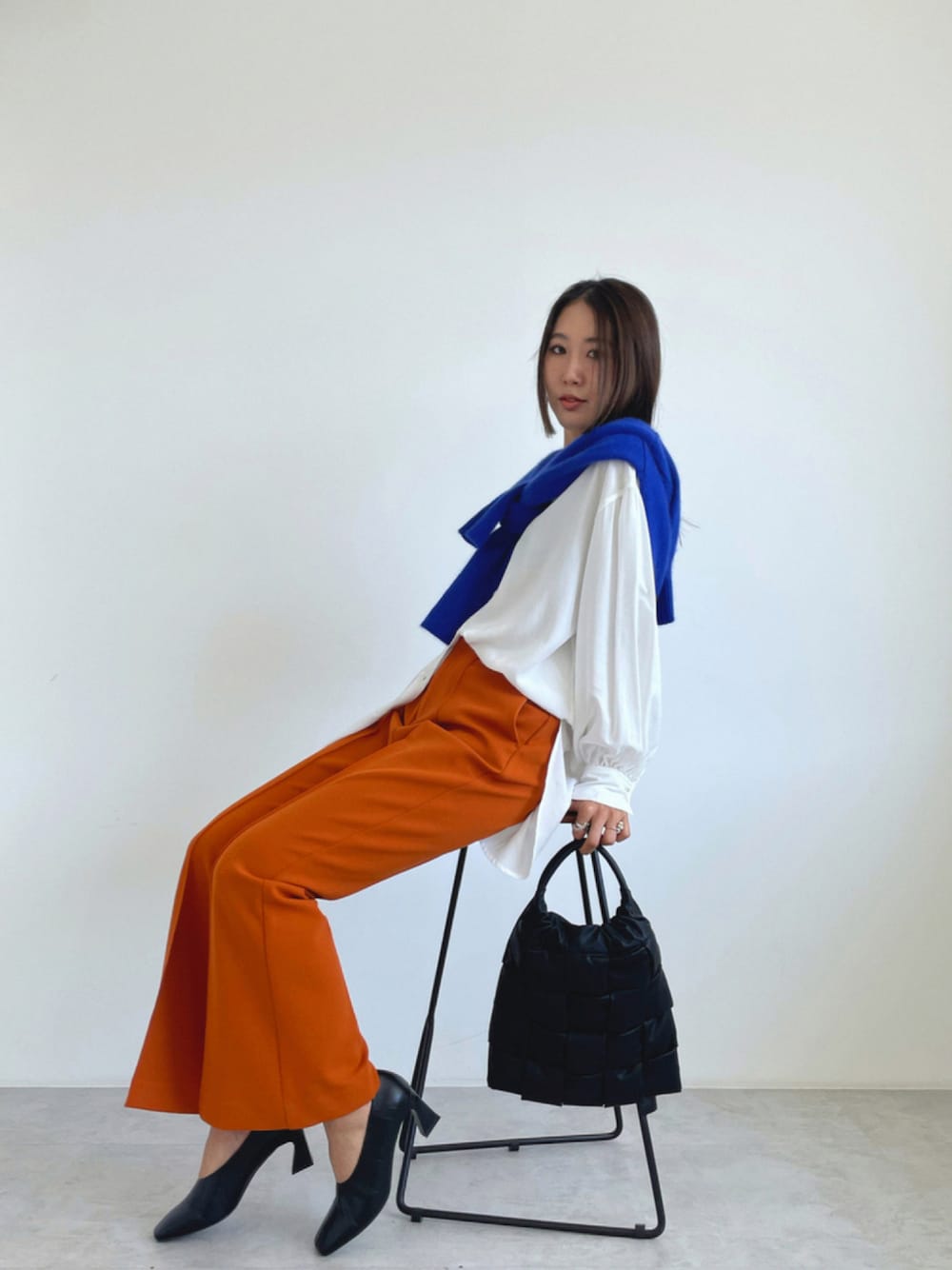 「秋のコーデ、カラーパンツ、大人カジュアル、オトナ女子、フェイクレザー、プチプラコーデ、キルティング、ブラウス、ニット、シャツスタイル、フリーズマート(FREE'S MART)、スクエアトゥ、パンツスタイル、きれいめカジュアル、秋トレンド2021」｜「FREE'S MARTの◆ワイドメッシュバッグ（ハンドバッグ、ブラック系）」を使った、yukaさん（レディース・161cm）の夏コーディネートの1枚目の写真