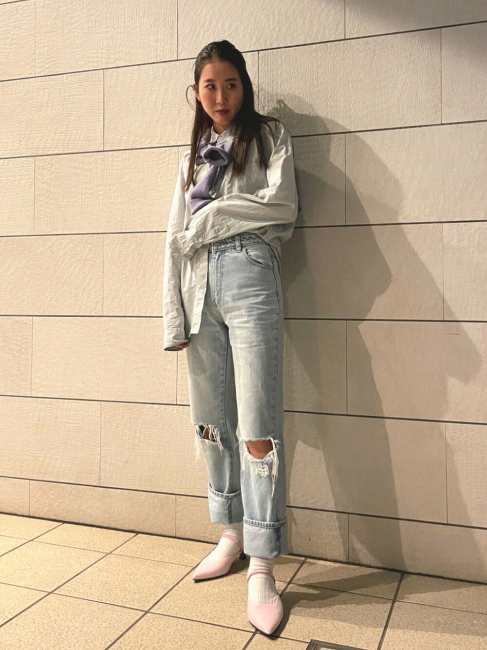 「ニット、デニム、シンプル、ワントーンコーデ、ブルー、大人女子、シャツスタイル、フリーズマート(FREE'S MART)、オトナカジュアル、韓国ファッション、パンプス×靴下、秋コーデ」｜「e/sのアイテム（シューズ、ピンク系）」を使った、yukaさん（レディース・161cm）の秋コーディネートの1枚目の写真