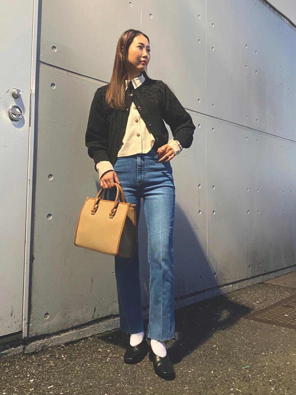 「シンプル、秋コーデ、オトナ女子、ビッグカラー、きれいめカジュアル、プチプラコーデ、着回し抜群、レイヤード、フリーズマート(FREE'S MART)、カーディガン、スクエアバッグ、デニム、ootd」｜「FREE'S MARTの◆パイピングミドルバッグ（ショルダーバッグ、グレー系）」を使った、yukaさん（レディース・161cm）の秋コーディネートの1枚目の写真