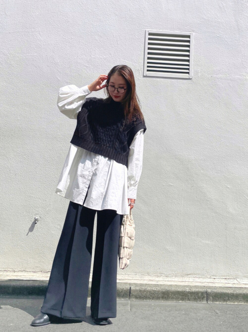 「メガネ女子、パンツスタイル、ロングシャツ、ニットベスト、フェイクレザー、秋コーデ、秋トレンド2021、ボリューム袖、モード、ベスト、大人コーデ、フリーズマート(FREE'S MART)、ワイドパンツ、ブラックコーデ、今日のコーデ」｜「FREE'S MARTのバルキーケーブルニットベスト（ニット/セーター、ブラック系）」を使った、yukaさん（レディース・161cm）の秋コーディネートの1枚目の写真