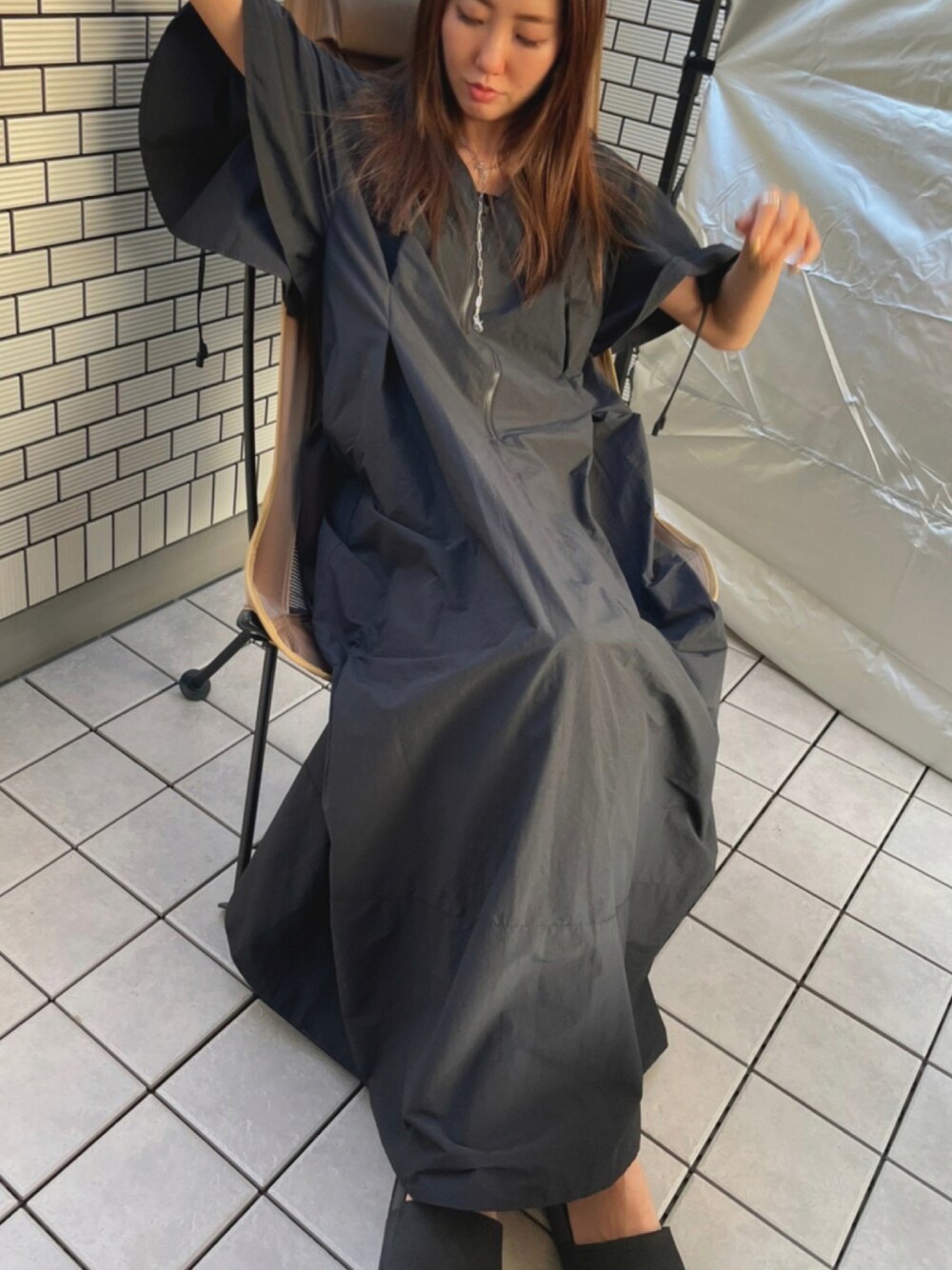 「シンプル、ブラック、ラクチンコーデ、オトナカジュアル、秋コーデ、オトナ女子、モード、ロングワンピース、秋服準備はじめました、ボリューム袖、アウトドアスタイル、モノトーンコーデ、ブラックコーデ」｜「sheerのアイテム（ワンピース/ドレス、ブラック系）」を使った、yukaさん（レディース・161cm）の秋コーディネートの1枚目の写真