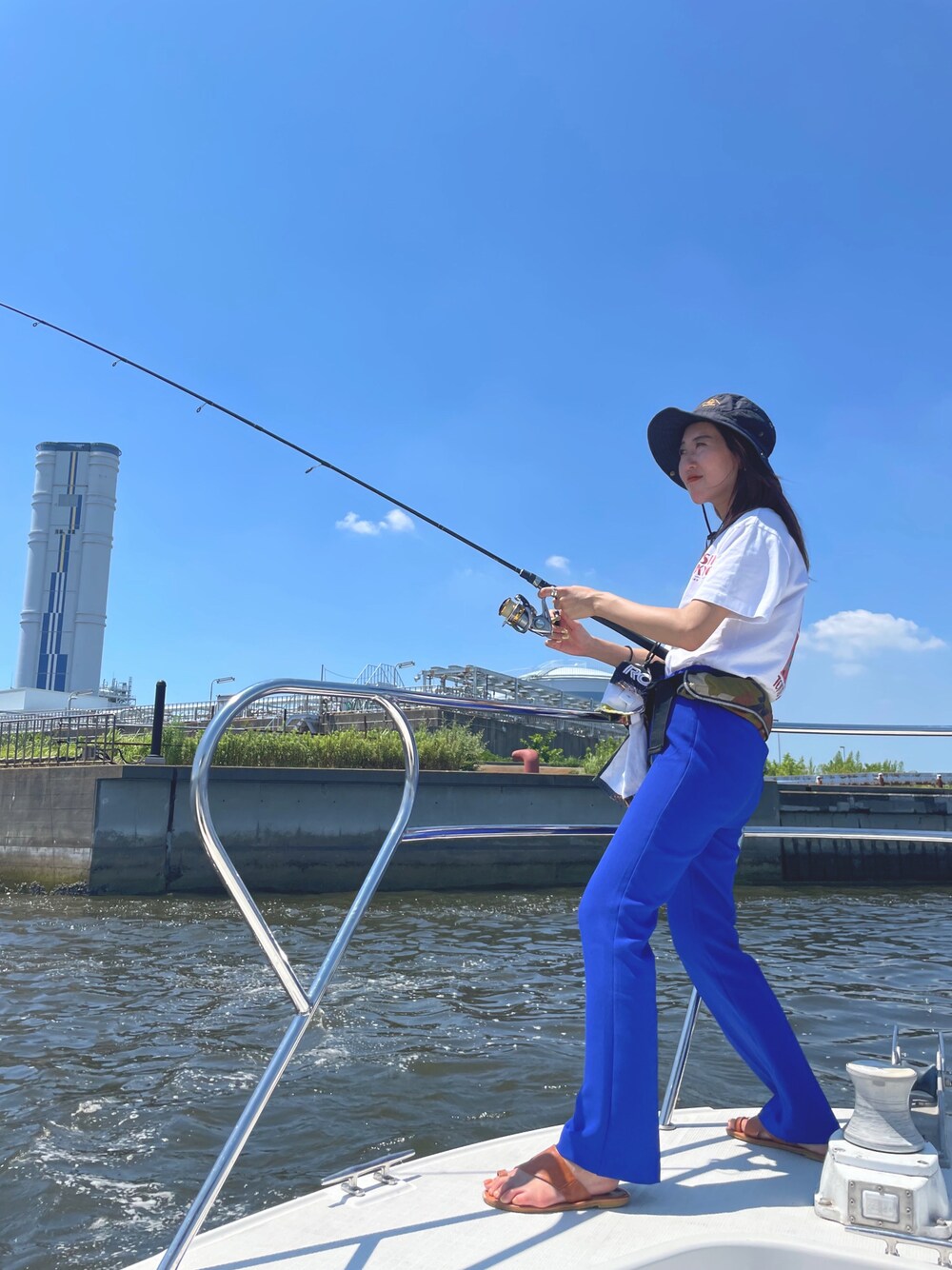 「カジュアルコーデ、夏コーデ、休日コーデ、ラクチンコーデ、ビタミンカラー、白Tシャツ、ストリート、バケットハット、らく」｜「Common NounのCommon Noun/shiomi wada TOKYO 半袖 プリントT-shirt（Tシャツ/カットソー、ホワイト系）」を使った、yukaさん（レディース・161cm）の夏コーディネートの1枚目の写真