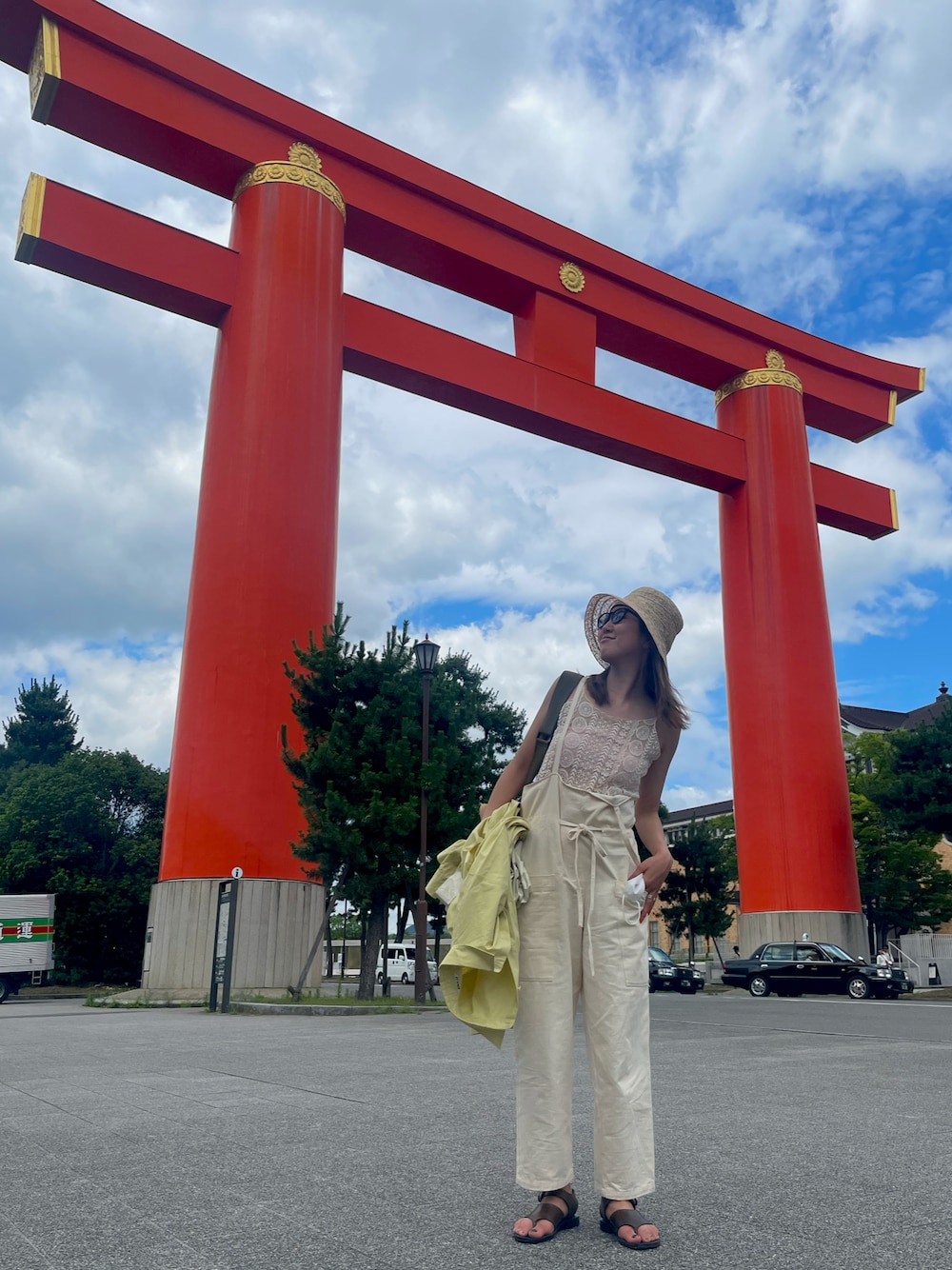 「ootd、オールホワイト、FREE'S MART、レース、サンダル、ラフコーデ、休日スタイル、夏、むぎわら帽子」｜「tocitのアイテム（ハット、ベージュ系）」を使った、yukaさん（レディース・161cm）の夏コーディネートの1枚目の写真