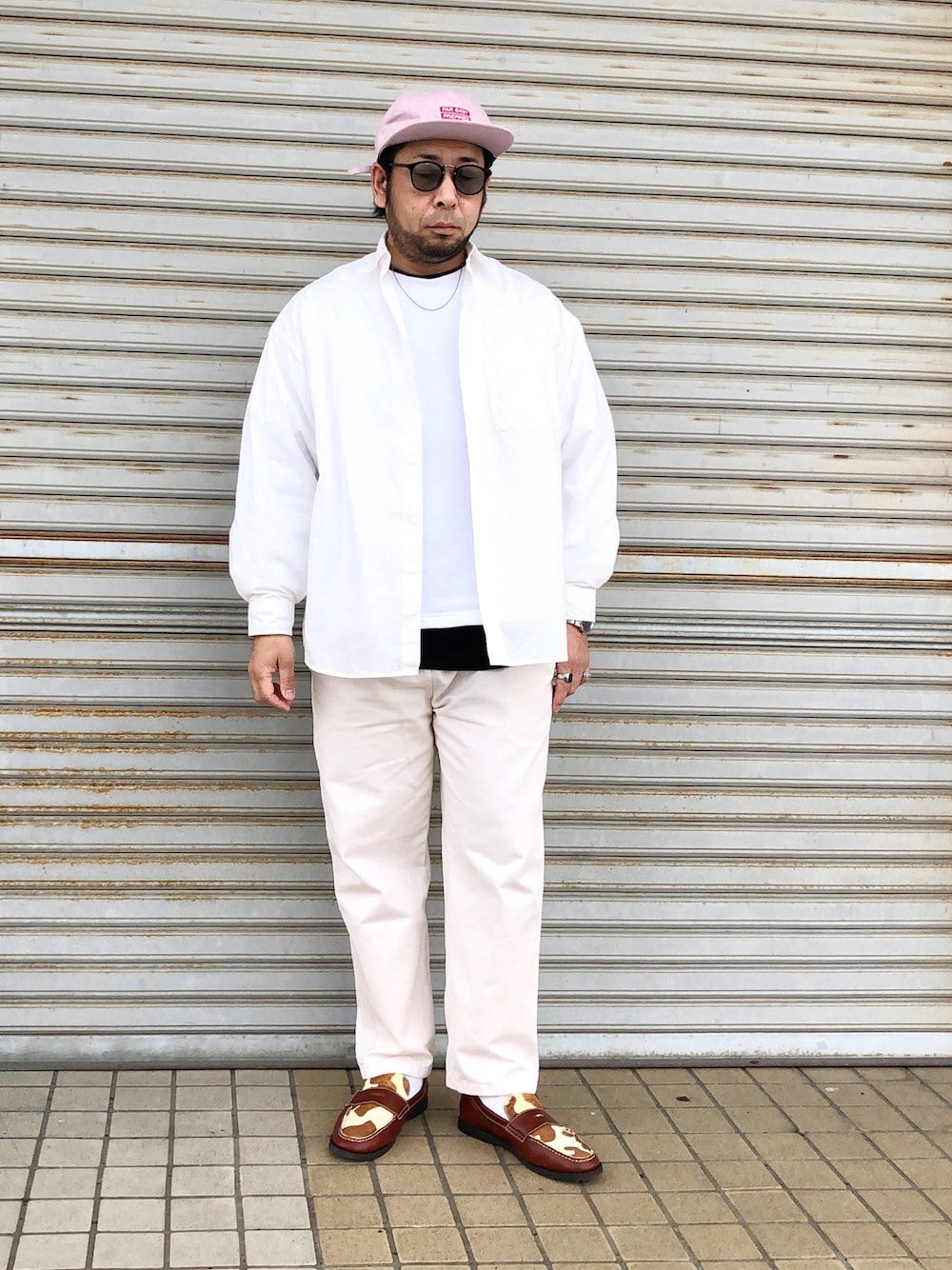 「白シャツ、ホワイトパンツ、ローファー、ピンクキャップ、アニマル柄、シェフパンツ」｜「FREAK'S STOREのWEB限定 Relax Fit リラックスフィット レギュラーカラーシャツ（シャツ/ブラウス、ホワイト系）」を使った、チャッピーさん（メンズ・166cm）の春コーディネートの1枚目の写真