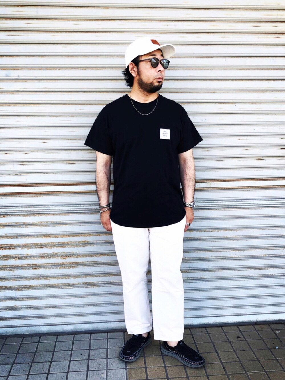 「シンプル、モノトーン、モノトーンコーデ、バックプリント、OTDT、シェフパンツ、スポーツサンダル、スポサン、keen、UNEEK」｜「OVER THE DAY TOKYOのアイテム（Tシャツ/カットソー、ブラック系）」を使った、チャッピーさん（メンズ・166cm）の秋コーディネートの1枚目の写真