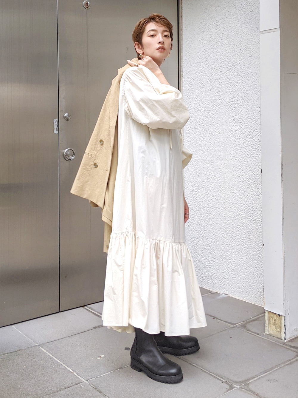 「Ungrid、azusatakazono、大人カジュアル、休日スタイル、spring」｜「Ungridのレースアップティアードマキシワンピース（ワンピース、ホワイト系）」を使った、AZUSA  TAKAZONOさん（レディース・157cm）の秋コーディネートの1枚目の写真