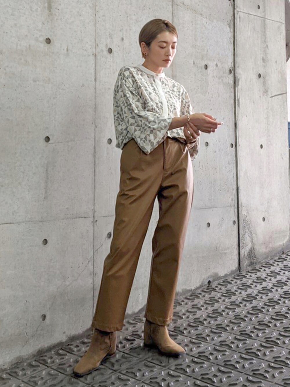 「azusatakazono、Ungrid、レザー、レザーパンツ、柄シャツ、オトナカジュアル」｜「Ungridのノーカラーモダン柄シャツ（シャツ/ブラウス、ブラウン系）」を使った、AZUSA  TAKAZONOさん（レディース・157cm）の夏コーディネートの1枚目の写真