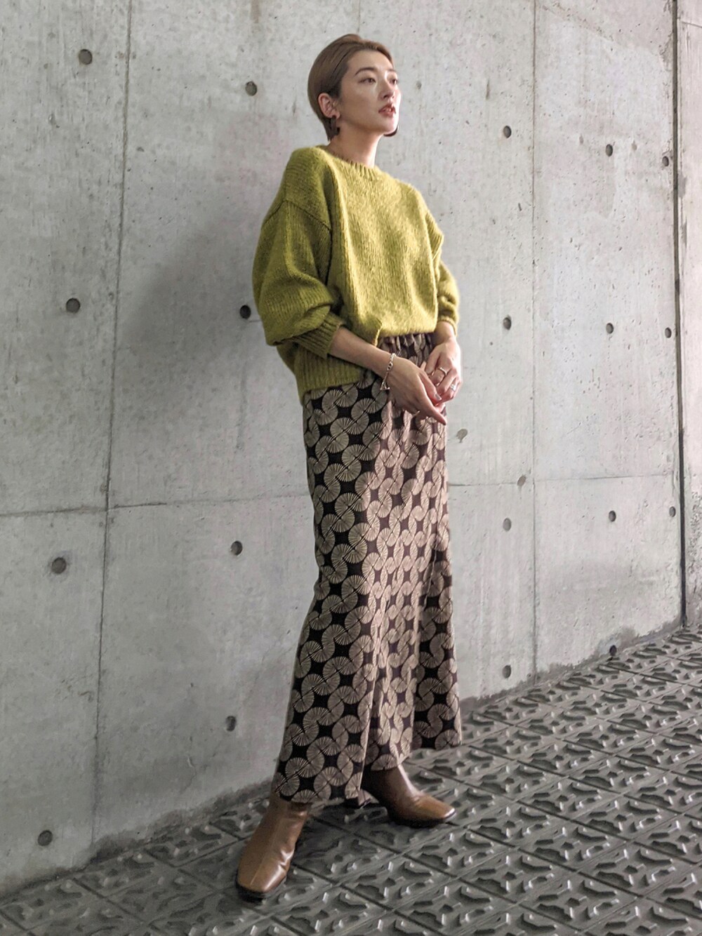 グリーン系のスカートを着用したレディースの夏コーディネートの1枚目の写真