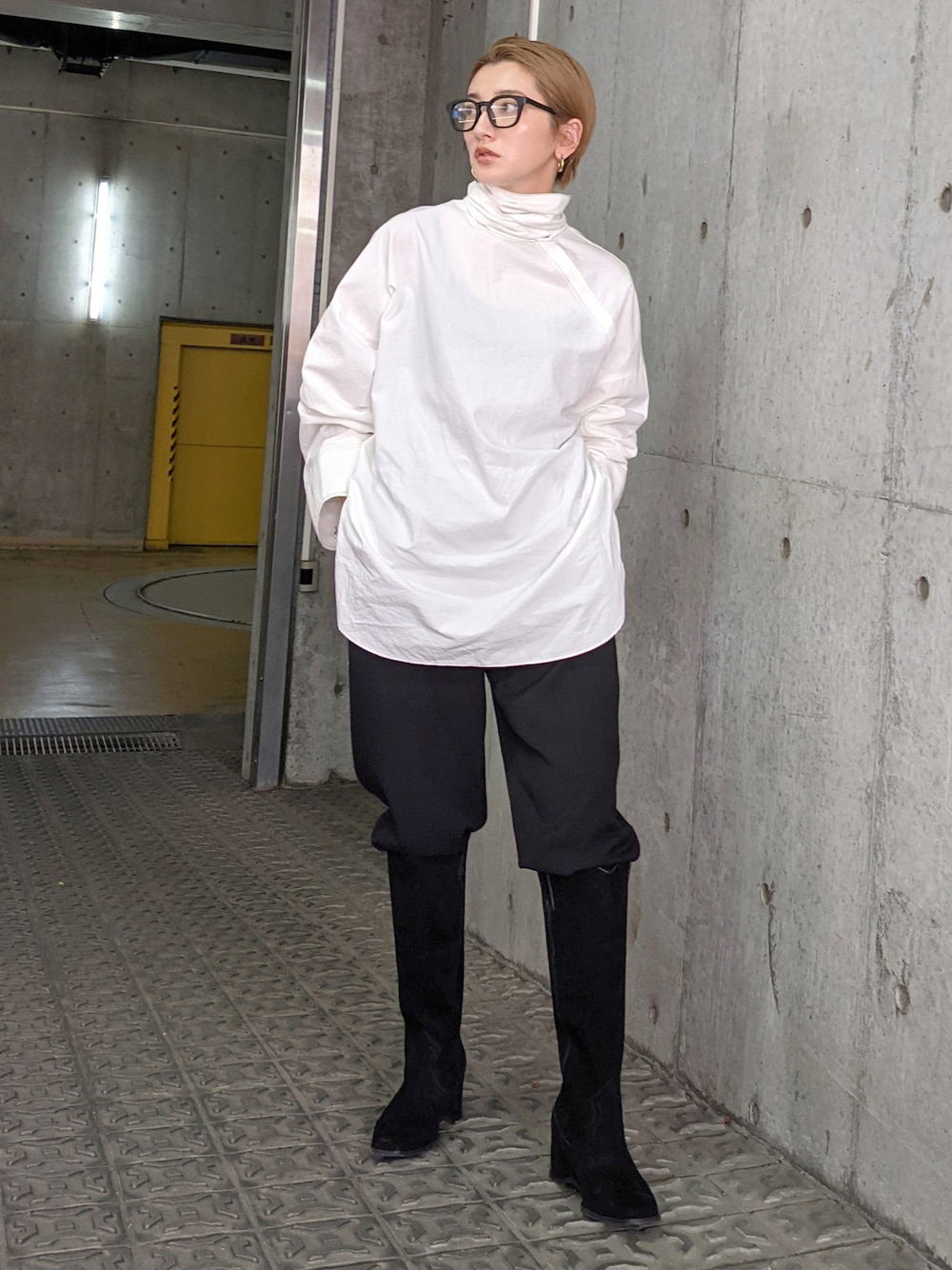 ホワイト系のシャツ/ブラウスを着用したレディースの夏コーディネートの1枚目の写真