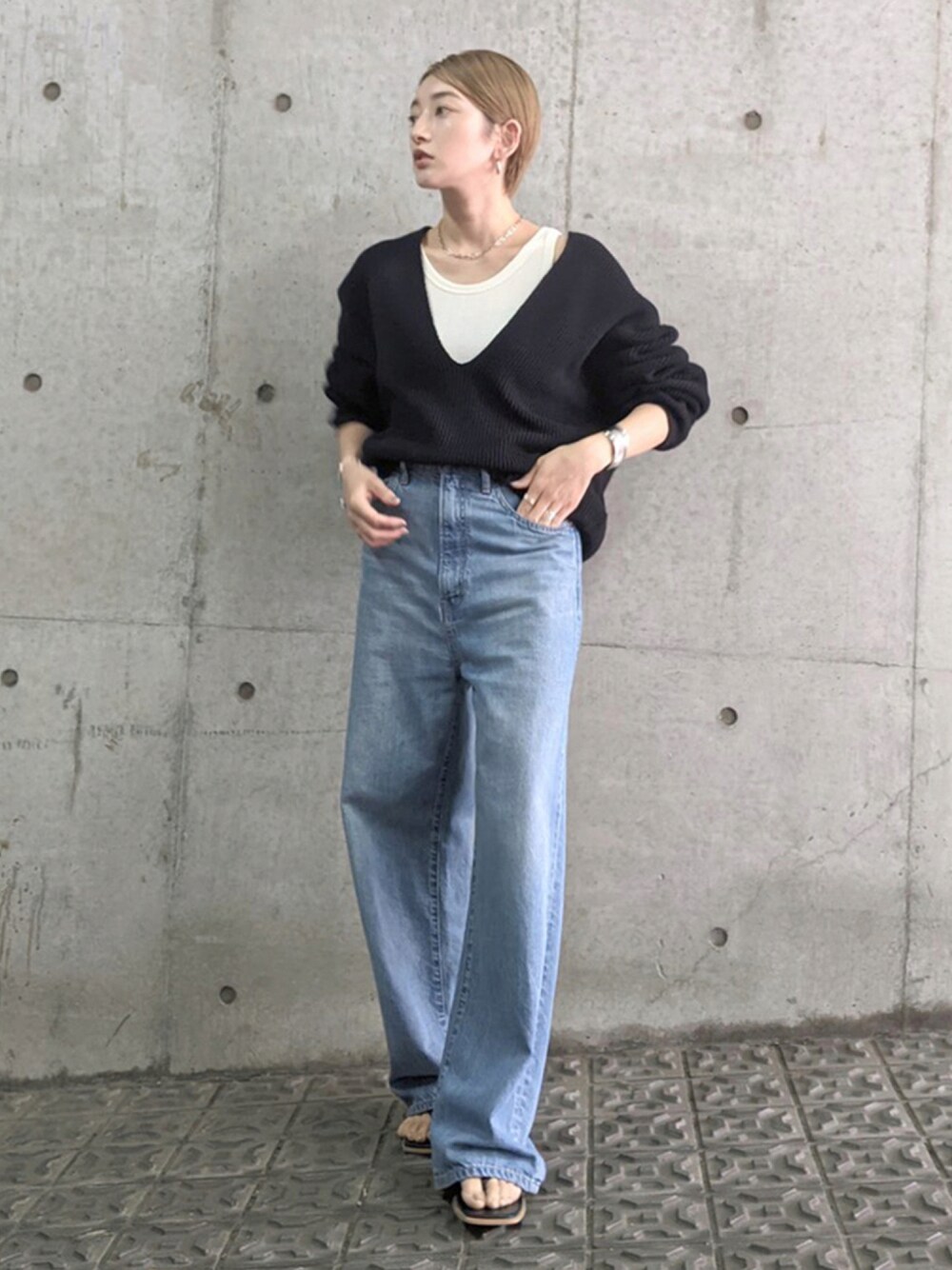 「Ungrid、azusatakazono、シンプルコーデ、ニット、デニム、サンダル」｜「UngridのデザインＶネックニット（ニット/セーター、ブラック系）」を使った、AZUSA  TAKAZONOさん（レディース・157cm）の夏コーディネートの1枚目の写真