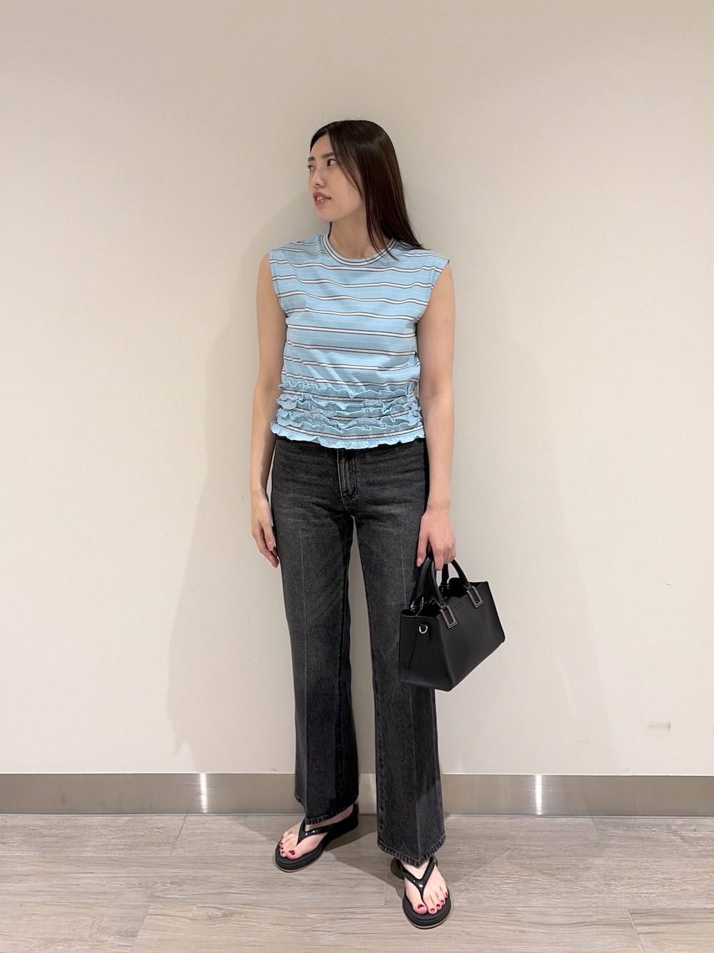 ブルー系のTシャツ/カットソー、ブラック系のその他パンツ、ブラック系のトートバッグを着用したレディースの夏コーディネートの1枚目の写真