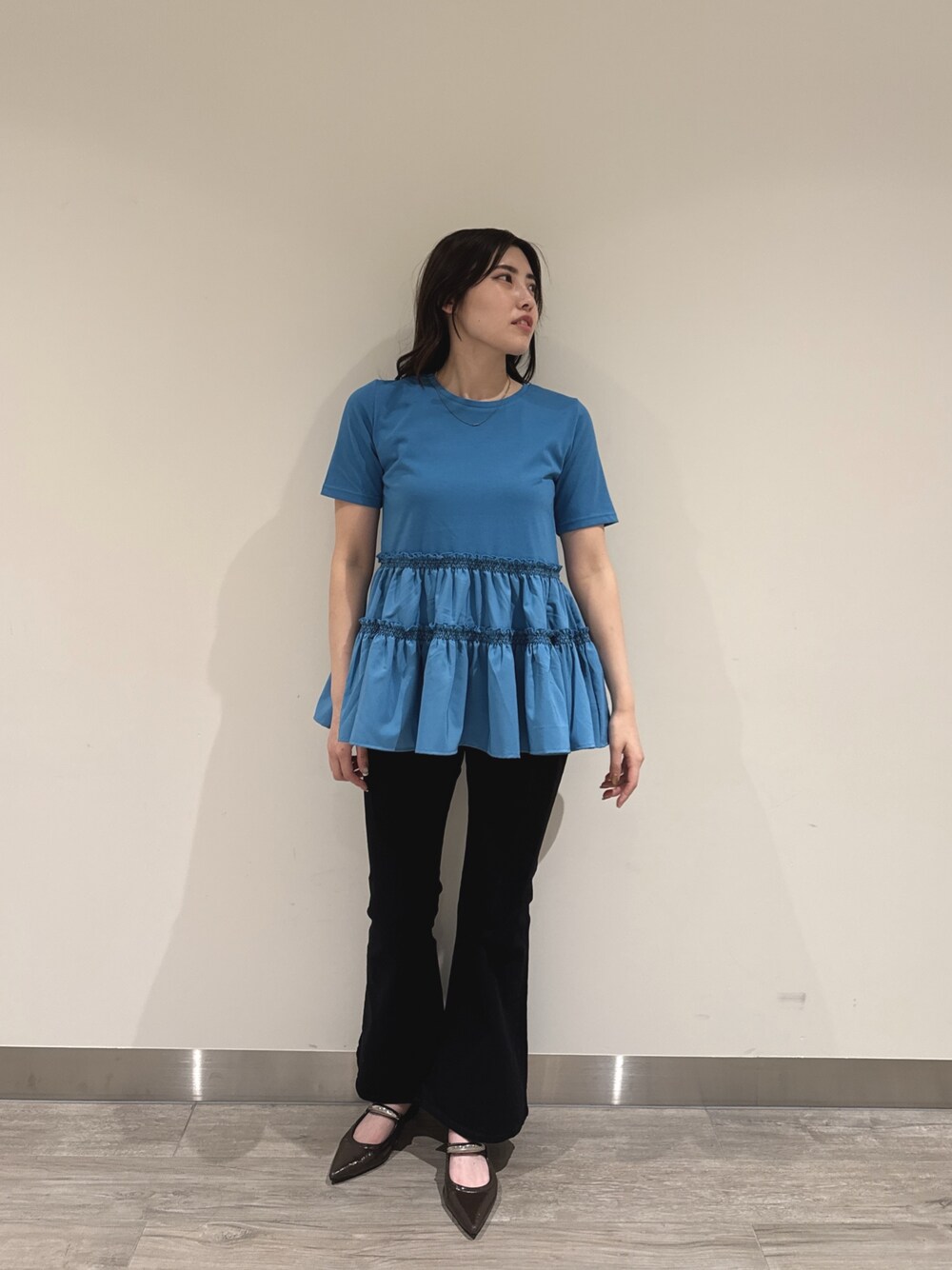 ブラック系のデニムパンツ、ブルー系のTシャツ/カットソーを着用したレディースの夏コーディネートの1枚目の写真