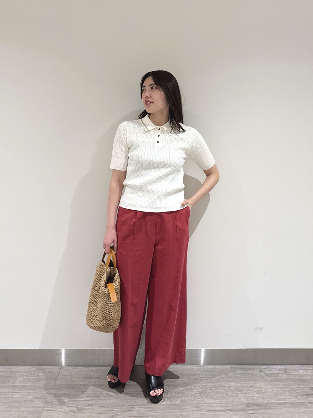 ブラック系のサンダル、ホワイト系のポロシャツ、レッド系のその他パンツを着用したレディースの夏コーディネートの1枚目の写真