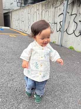 「SHEEN（シーン）のアイテム（デニムパンツ、ブルー系）」を使った、小鉄くんさん（キッズ・70cm）の夏コーディネート
