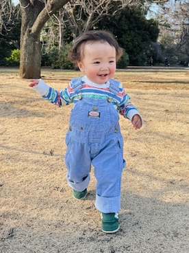 「OSHKOSH（オシュコシュ）のアイテム（サロペット/オーバーオール、ブルー系）」を使った、小鉄くんさん（キッズ・70cm）の夏コーディネート