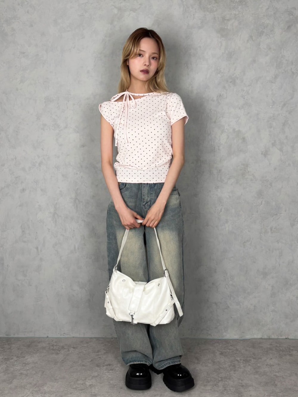 ピンク系のTシャツ/カットソー、ブラック系のショルダーバッグを着用したレディースの夏コーディネートの1枚目の写真