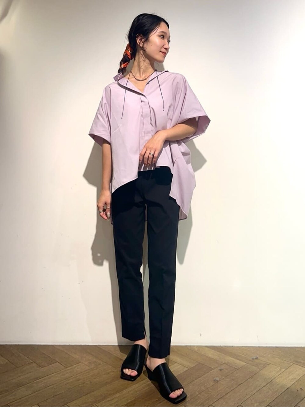 パープル系のシャツ/ブラウス、ブラック系のその他パンツ、ブラック系のサンダルを着用したレディースの夏コーディネートの1枚目の写真