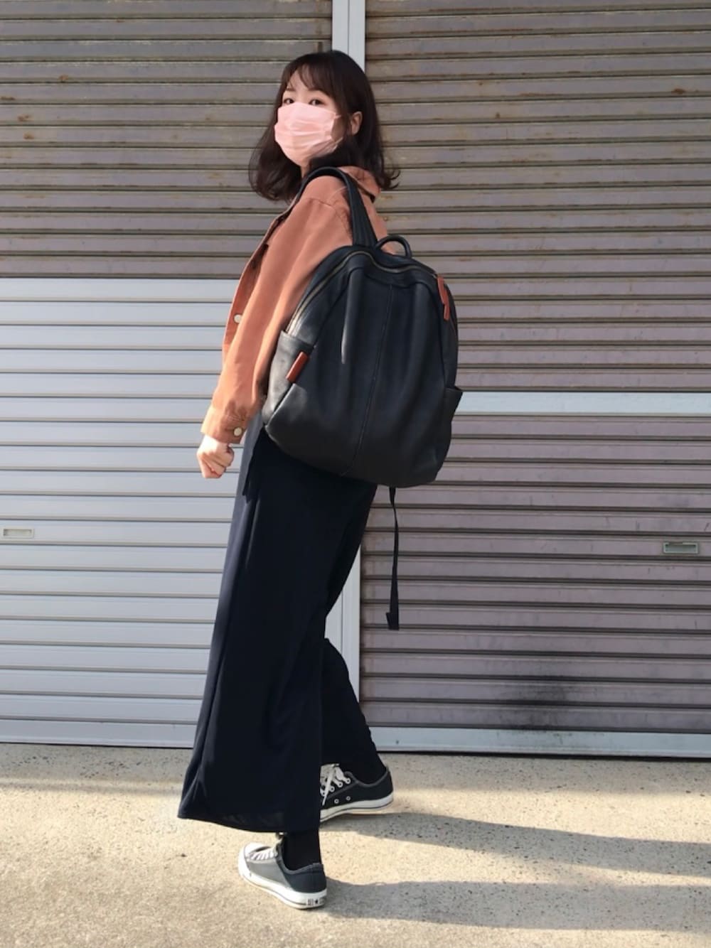 「UNIQLO、ユニクロ、コンバース、コーデュロイ、サロペット、大人カジュアル、シンプルコーデ、プチプラコーデ、スニーカーコーデ」｜「UNIQLOのコーデュロイリラックスジャケット（ジャケット/アウター、ピンク系）」を使った、maiさん（レディース・164cm）の秋コーディネートの1枚目の写真