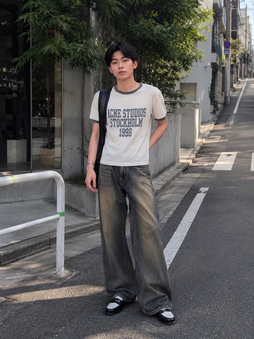 ホワイト系のTシャツ/カットソー、グレー系のデニムパンツ、ホワイト系のローファーを着用したメンズの夏コーディネートの1枚目の写真