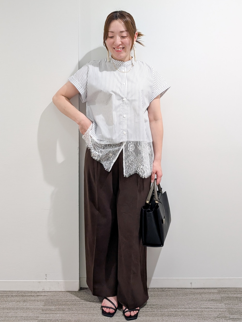 ブルー系のシャツ/ブラウス、ブラウン系のその他パンツ、ブラック系のトートバッグを着用したレディースの夏コーディネートの1枚目の写真